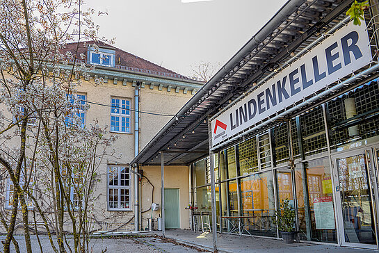 Kult- und Kulturstätte: Außenansicht des Lindenkeller-Gebäudes mit dem Eingang zu Ober- und Unterhaus und der Gaststätte im Hintergrund. (Foto: Stadt Freising)