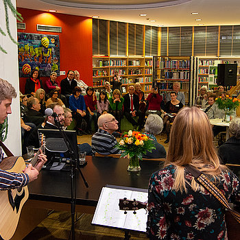 Beste Stimmung herrschte bei der gelungenen Gebsurtstagsfeier in der Stadtbibliothek. (Foto: Stadt Freising)