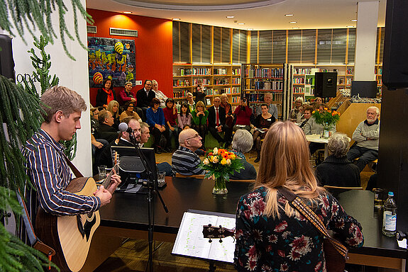 Beste Stimmung herrschte bei der gelungenen Gebsurtstagsfeier in der Stadtbibliothek. (Foto: Stadt Freising)