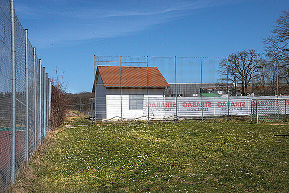 Ein (zweiter) Notausstieg im Norden führt zu einem neu erstellten Gebäude in der Nähe des Bolzplatzes Vötting. (Foto: Stadt Freising)