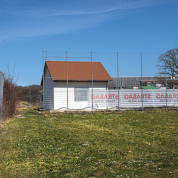 Ein (zweiter) Notausstieg im Norden führt zu einem neu erstellten Gebäude in der Nähe des Bolzplatzes Vötting. (Foto: Stadt Freising)