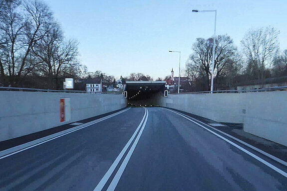 Der Eingang zum Südportal des Westtangenten-Tunnels - aufgenommen bei der "Premierenfahrt" vor der Eröffnung. 