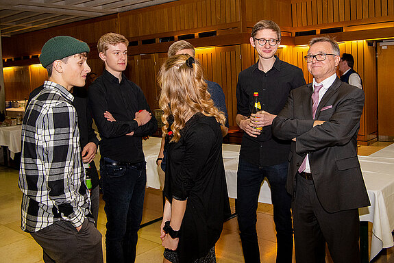 Beste Stimmung: Hauptamtsleiter Rupert Widmann (rechts) im Gespräch mit den jungen Musiker*innen. (Foto: Stadt Freising)
