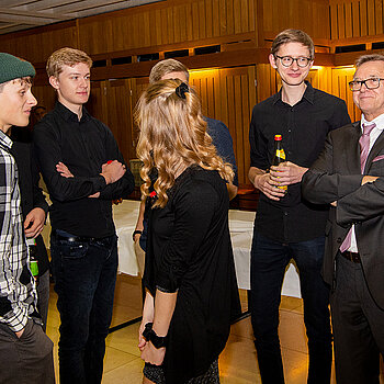 Beste Stimmung: Hauptamtsleiter Rupert Widmann (rechts) im Gespräch mit den jungen Musiker*innen. (Foto: Stadt Freising)