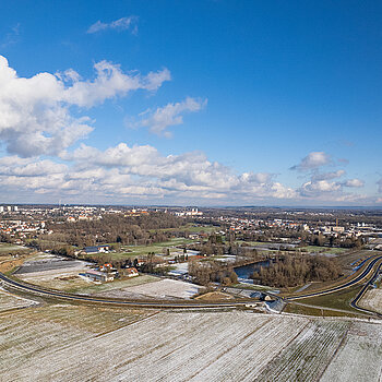 Blick aus der Vogelperspektive auf die Route der Westtangente im Bereich Vöttinger Weiher. (Drohnenfoto: F.J. Kirmaier/das produktionshaus)
