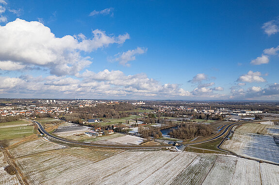 Blick aus der Vogelperspektive auf die Route der Westtangente im Bereich Vöttinger Weiher. (Drohnenfoto: F.J. Kirmaier/das produktionshaus)