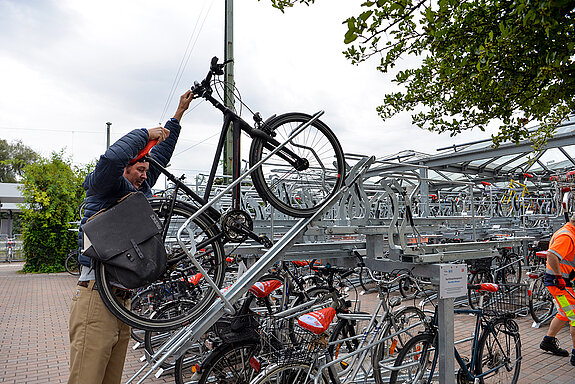 ... und das Hinterrad nachschieben. (Foto: Stadt Freising)