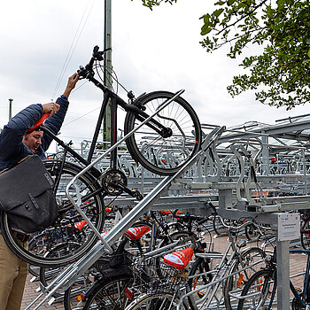 ... und das Hinterrad nachschieben. (Foto: Stadt Freising)