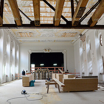 Im Theatersaal wird das Gestühl erneuert und etwas erhöht, was für eine bessere Sicht auf die Bühne sorgen wird. Die gesamte Audio- und Videotechnik wird ebenfalls auf den neuesten Stand gebracht. (Foto: Stadt Freising)