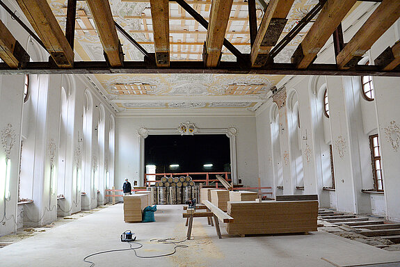 Im Theatersaal wird das Gestühl erneuert und etwas erhöht, was für eine bessere Sicht auf die Bühne sorgen wird. Die gesamte Audio- und Videotechnik wird ebenfalls auf den neuesten Stand gebracht. (Foto: Stadt Freising)