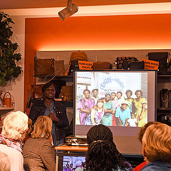 Patience Essibu erklärt das Konzept von Global Mamas. Es macht die dort beschäftigen Frauen finanziell unabhängig. 