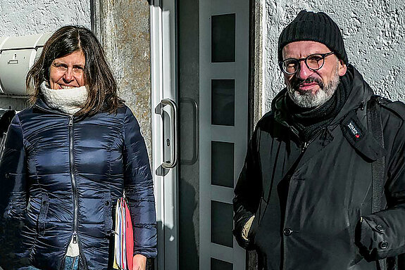 Ortstermine nimmt Sanierungsarchitekt Hannes Rössler gemeinsam mit dem Stadtplanungsamt wahr, hier mit Brigitte Mößner. (Foto: Stadt Freising)