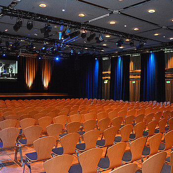 Die "Black Box" verwandelt die Luitpoldhalle in einen Theatersaal mit intimer Atmosphäre. (Foto: Stadt Freising)