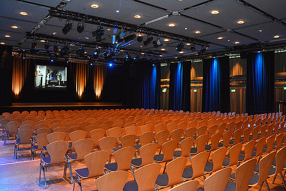 Die "Black Box" verwandelt die Luitpoldhalle in einen Theatersaal mit intimer Atmosphäre. (Foto: Stadt Freising)