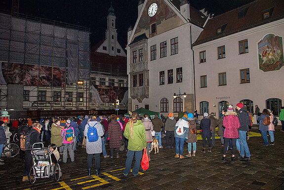 Auf dem Marienplatz versammeln sich eine halbe Stunde vor Beginn der Sondersitzung des Stadtrats etwa 100 Demonstant*innen. (Foto: Stadt Freising) 