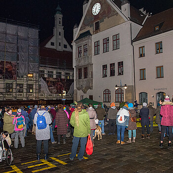 Auf dem Marienplatz versammeln sich eine halbe Stunde vor Beginn der Sondersitzung des Stadtrats etwa 100 Demonstant*innen. (Foto: Stadt Freising) 