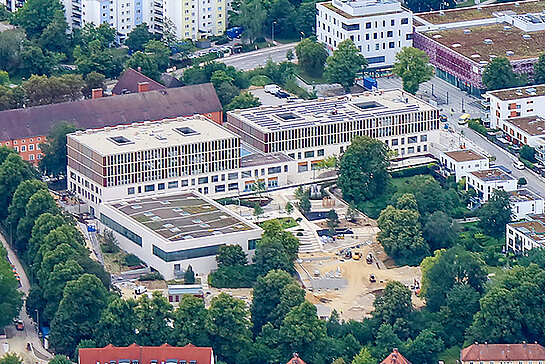 Im Juni 2022 entstand dieses Luftbild der Schulen am SteinPark. Links vorne ist die Turnhalle zusehen, dahinter die Mittelschule und rechts davon die Grundschule. Auch die Pausenhöfe mit der Treppenanlage sind bereits zu erkennen. (Luftaufnahme: Stefan Satzl)