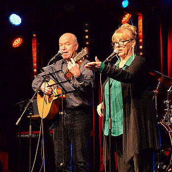 Singen ein Ständchen zu Ehren von Adi: Schauspielerin Johanna Bittenbinder und ihr Mann Heinz-Josef „Charly“ Braun.