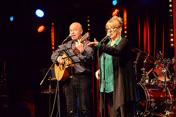 Singen ein Ständchen zu Ehren von Adi: Schauspielerin Johanna Bittenbinder und ihr Mann Heinz-Josef „Charly“ Braun.