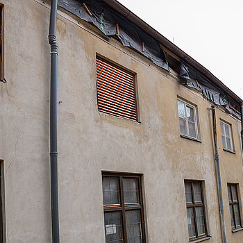 Blick vom Innenhof auf die Fensterreihe im Dachgeschoss: Dahinter befindet sich auch die Belüftungsanlage. 