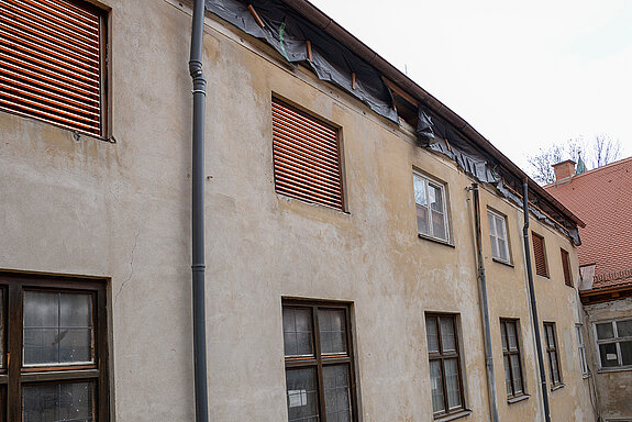 Blick vom Innenhof auf die Fensterreihe im Dachgeschoss: Dahinter befindet sich auch die Belüftungsanlage. 