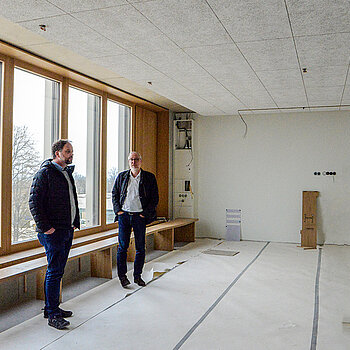 Blick in ein Klassenzimmer. Bis auf den Bodenbelag und die Möblierung mit Schränken sind die Unterrichtsräume schon fast fertiggestellt. (Foto: Stadt Freising)