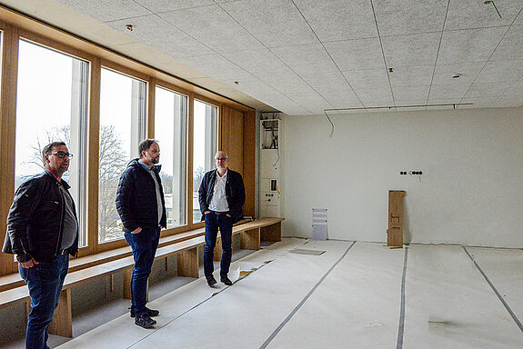 Blick in ein Klassenzimmer. Bis auf den Bodenbelag und die Möblierung mit Schränken sind die Unterrichtsräume schon fast fertiggestellt. (Foto: Stadt Freising)