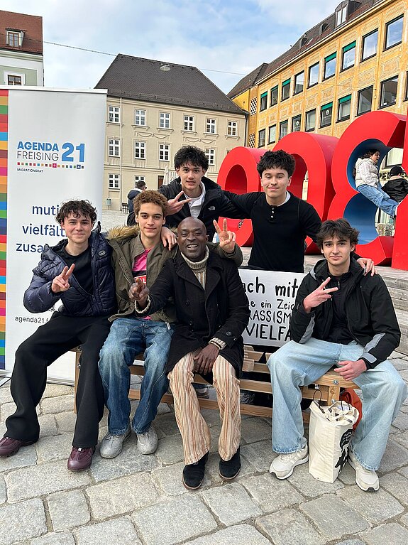 Auf dem Bild sind Teilnehmende an der Foto-Aktion zum Tag gegen Rassismus zu sehen. Auf dem Bild sind Teilnehmende an der Foto-Aktion zum Tag gegen Rassismus zu sehen.