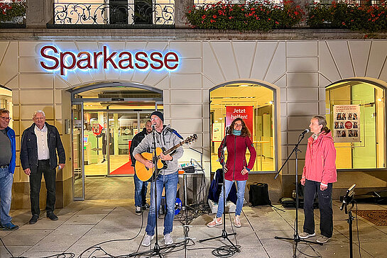 Das Foto zeigt den Sparkassenplatz, auf dem Musiker zur Unterhaltung spielen. (Foto: Rainer Teschner)