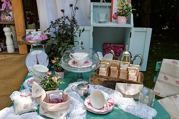 Rosen-Bücher, Rosen-Kosmetik, Rosen-Prosecco, Rosen-Zucker - die Königin der Blumen stand an diesem Stand einer Apotheke jedenfalls Pate. (Foto: Stadt Freising)