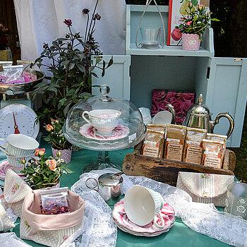 Rosen-Bücher, Rosen-Kosmetik, Rosen-Prosecco, Rosen-Zucker - die Königin der Blumen stand an diesem Stand einer Apotheke jedenfalls Pate. (Foto: Stadt Freising)