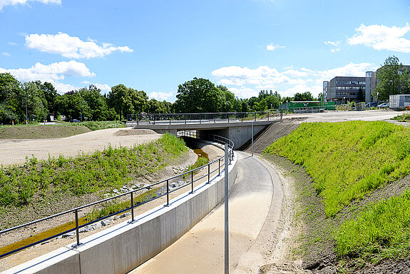 Rechts im Bild zu sehen ist der künftige, kreuzungsfreie Geh- und Radweg unter der Brücke. (Foto: Stadt Freising)