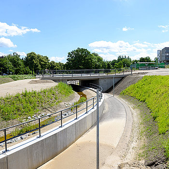 Rechts im Bild zu sehen ist der künftige, kreuzungsfreie Geh- und Radweg unter der Brücke. (Foto: Stadt Freising)