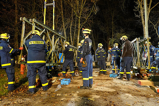 In nur drei Tagen errichtete das THW vom 19. bis 21. November 2020 die Behelfsbrücke. (Foto: THW Freising)