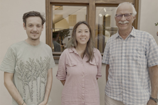 Die neuen Sprecher*innen der Gruppe: v.l.n.r: Moritz Strey, Jaqueline Kracht und Jürgen Maguhn. Foto: J. Kracht In der Mitte eine dunkelhaarige Frau rechts ein grauhaariger Mann mit Bart, links ein Mann mit dunklen Haaren.