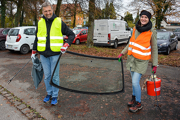 ... dort eine kaputte Auto-Heckscheibe, die verlassen an einem Baum lehnt. (Foto: Stadt Freising)