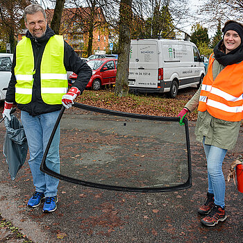 ... dort eine kaputte Auto-Heckscheibe, die verlassen an einem Baum lehnt. (Foto: Stadt Freising)