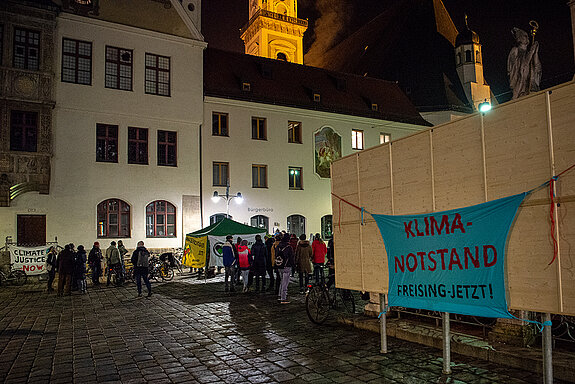 In einer Kundgebung und auf Bannern wird vor dem Rathaus die Ausrufung des Klimanotstands gefordert. (Foto: Stadt Freising) 