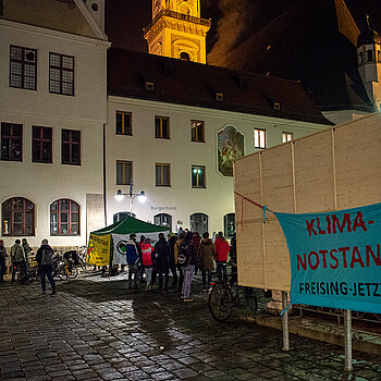 In einer Kundgebung und auf Bannern wird vor dem Rathaus die Ausrufung des Klimanotstands gefordert. (Foto: Stadt Freising) 