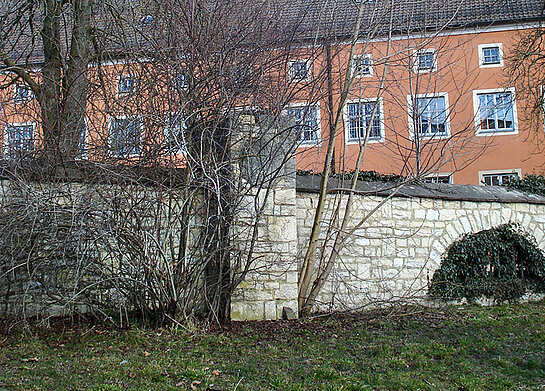 Heutige Ansicht des Torsos der NS-Stele.