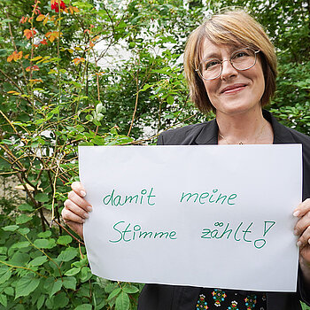 Daniela Görlich-Kunert, Lehrerin am Camerloher-Gymnasium hält ein Schild mit der Aufschrift: "damit meine Stimme zählt!"