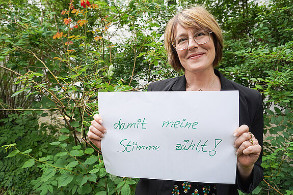 Daniela Görlich-Kunert, Lehrerin am Camerloher-Gymnasium hält ein Schild mit der Aufschrift: "damit meine Stimme zählt!"