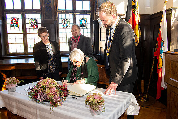 Eintrag ins goldene Buch (von links): Christa Eggerdinger und Guido Hoyer (beide VVN/BdA), Ehrengast Esther Bejarano und OB Tobias Eschenbacher. (Foto: Stadt Freising)