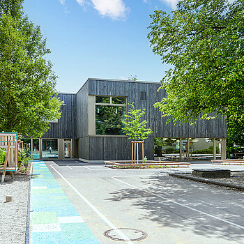 Lichtdurchfluteter Holzbau: Die Erweiterung der Grundschule St. Lantbert ermöglicht den Ganztagesbetrieb für zwei Klassen. (Foto: Stadt Freising)