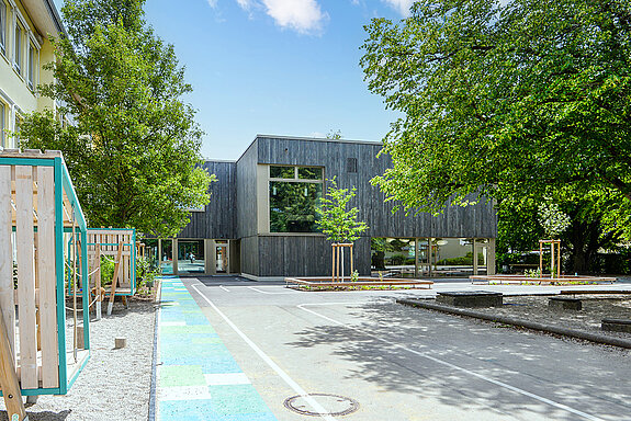 Lichtdurchfluteter Holzbau: Die Erweiterung der Grundschule St. Lantbert ermöglicht den Ganztagesbetrieb für zwei Klassen. (Foto: Stadt Freising)