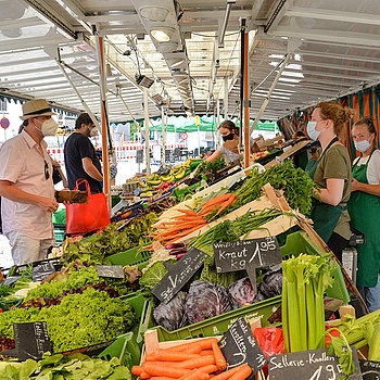 Regional, jahreszeitlich, bio und frisch: Der Freisinger Wochenmarkt ist Besuchermagnet, beliebter Treffpunkt und sorgt für eine besondere Atmosphäre in der Altstadt. (Foto: Stadt Freising)