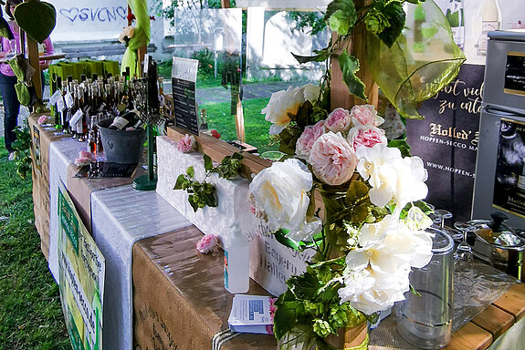 Auch die Marktstände waren beim Rosentag 2021 im Amtsgerichtsgarten Freising rosig dekoriert. (Foto: Stadt Freising)