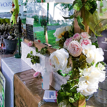 Auch die Marktstände waren beim Rosentag 2021 im Amtsgerichtsgarten Freising rosig dekoriert. (Foto: Stadt Freising)