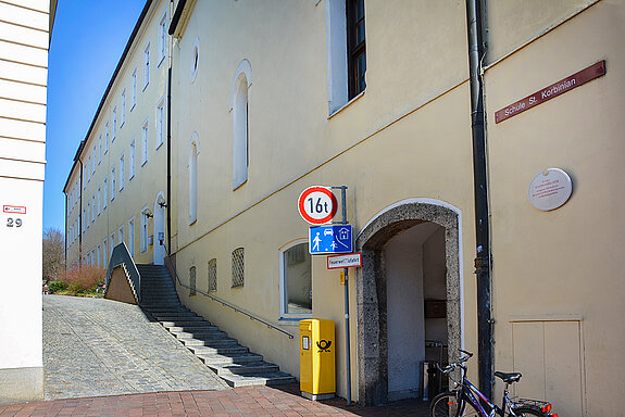 Die Grundschule St. Korbinian befindet sich in einem ehemaligen Kloster in der Innenstadt. (Foto: Stadt Freising)