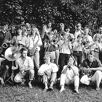 Gruppenbild der Bigband 1986: historische Aufnahme mit bekannten Gesichtern. 